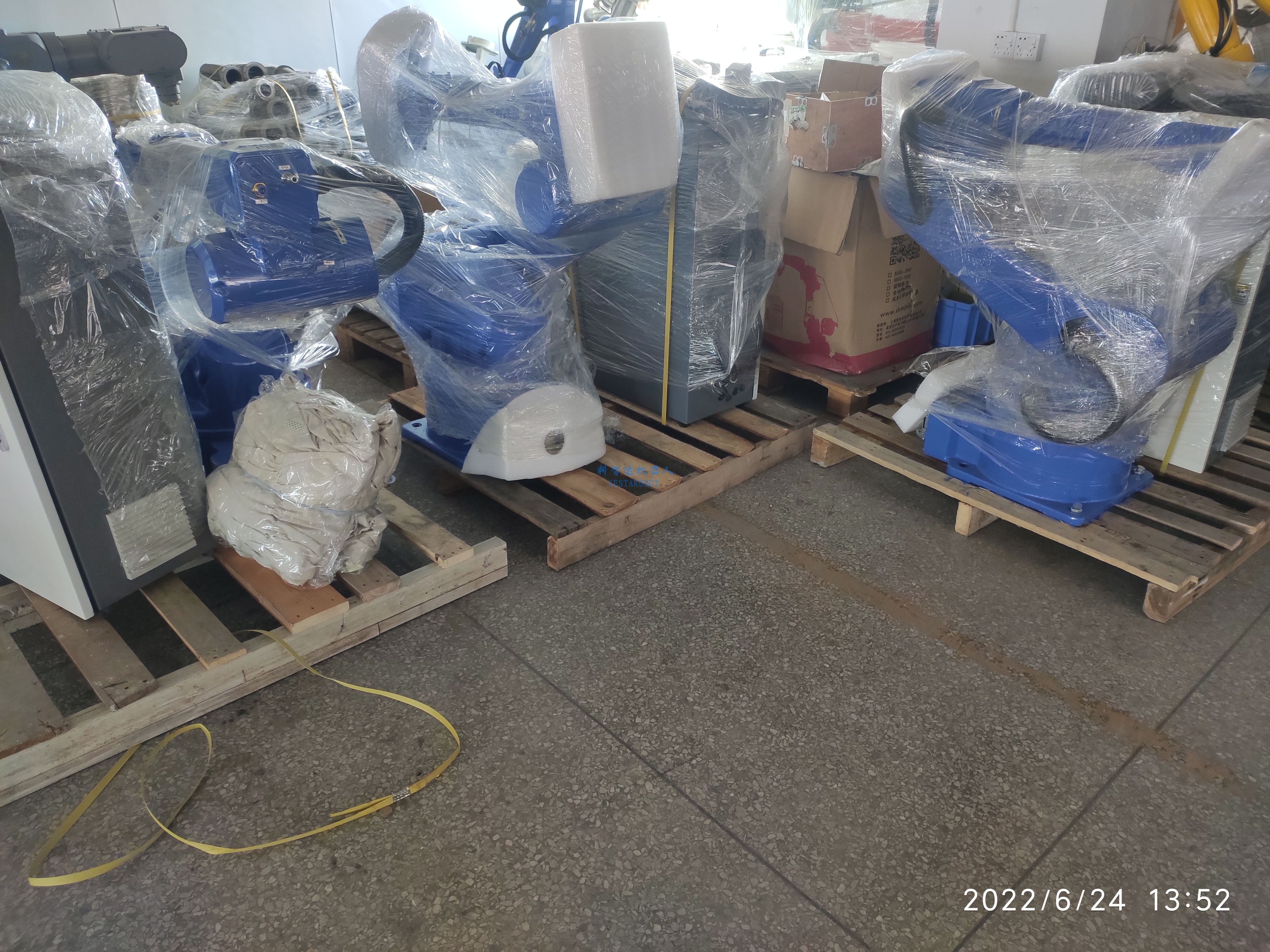 三臺噴涂機(jī)器人出貨福建